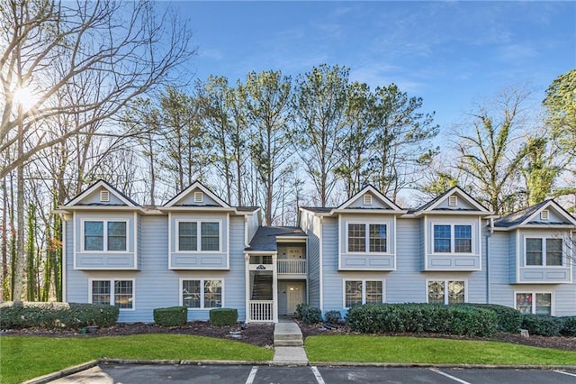 view of front of property with a front yard