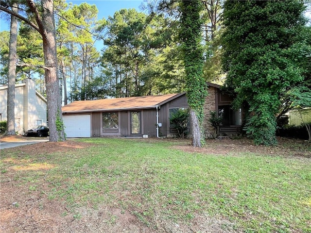 33 Drew Ct, Jonesboro, GA 30238 - view of front facade featuring a front yard and driveway