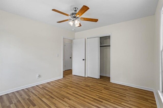 unfurnished room with dark wood-type flooring and ceiling fan with notable chandelier