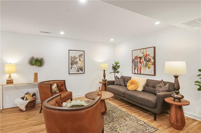 living area with recessed lighting, baseboards, visible vents, and light wood-style flooring