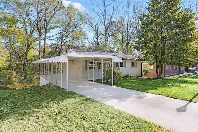 view of front of property featuring a front yard and a carport