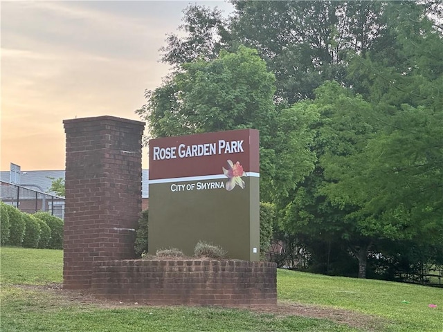 community / neighborhood sign featuring a lawn