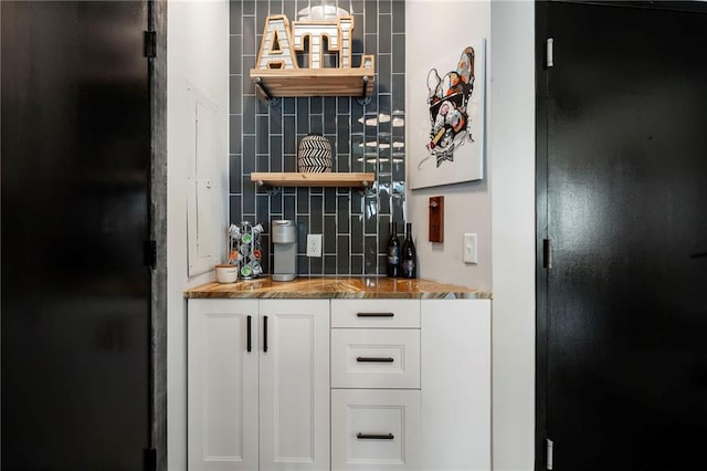 bar area featuring backsplash