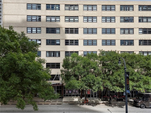 view of apartment building / complex