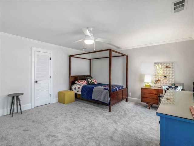 bedroom with carpet, a ceiling fan, baseboards, visible vents, and ornamental molding