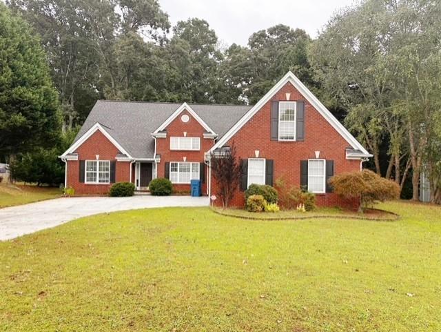 view of front of property featuring a front yard