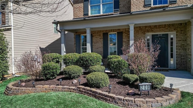 entrance to property featuring a porch