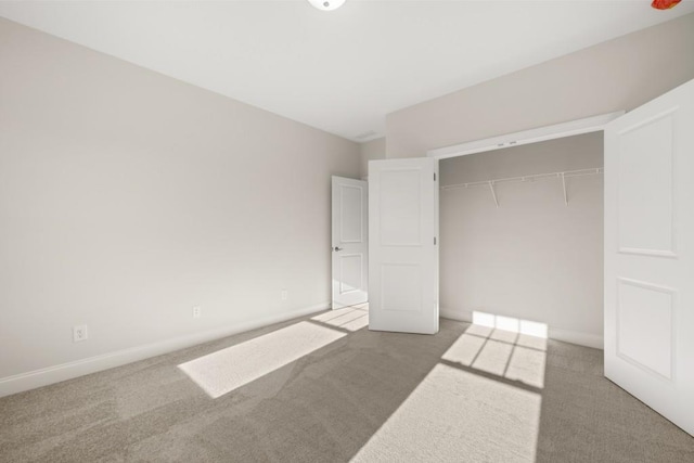 unfurnished bedroom featuring a closet, carpet flooring, and baseboards