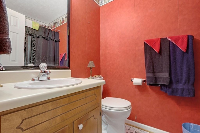 full bath with toilet, a shower with curtain, baseboards, and vanity
