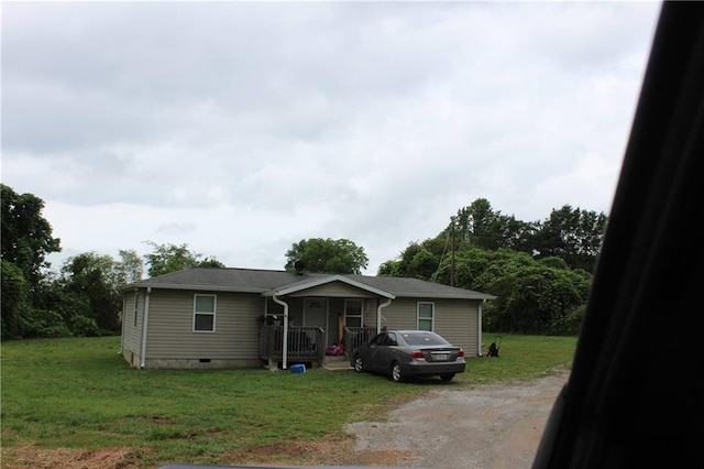 view of front facade with a front yard