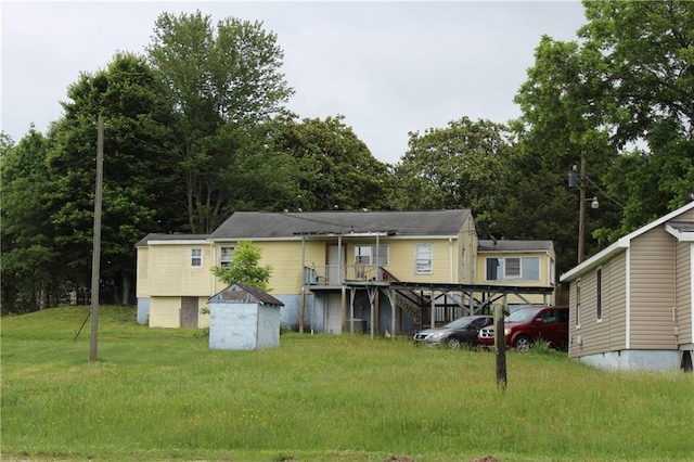 view of front of home featuring a front lawn