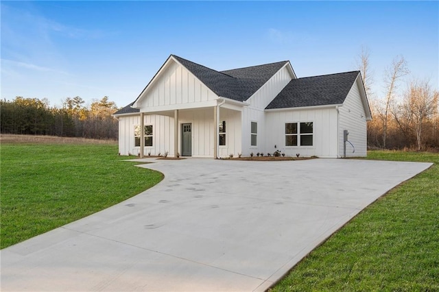 modern farmhouse style home featuring a front yard