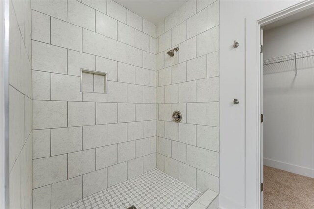 bathroom featuring a tile shower