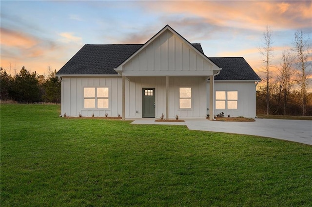 view of front of property with a lawn