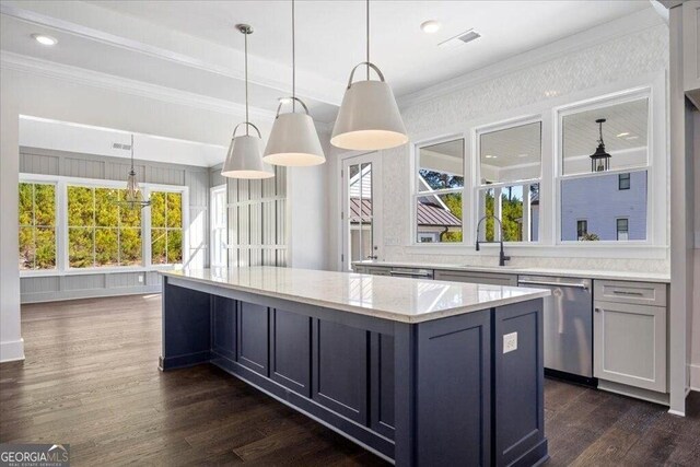 empty room featuring dark hardwood / wood-style flooring, a chandelier, and vaulted ceiling