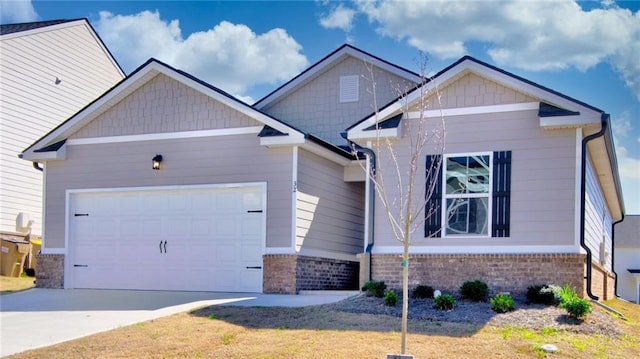 craftsman house featuring a garage