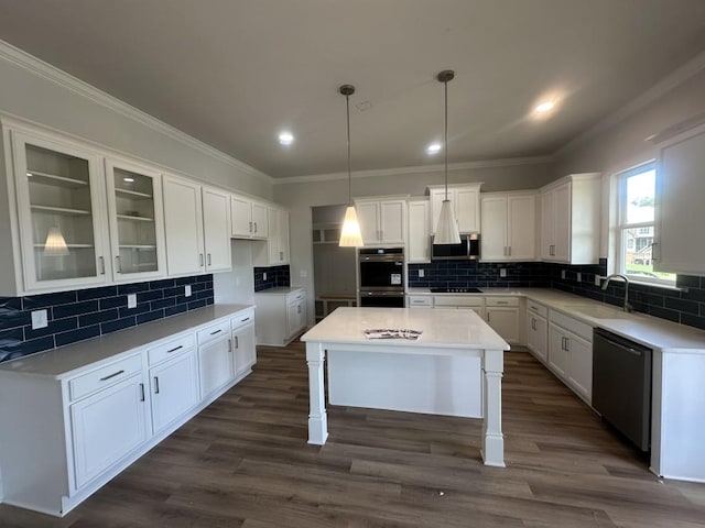 3799 Cheyenne Ln, Jefferson, GA 30549 - kitchen with stainless steel appliances, a sink, backsplash, white cabinets, and crown molding