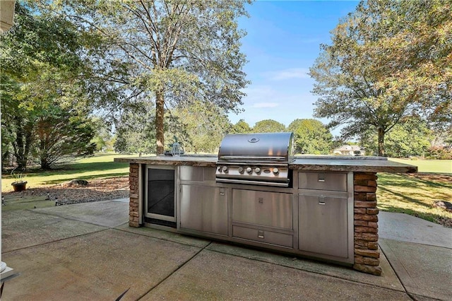 view of patio / terrace with a grill and exterior kitchen