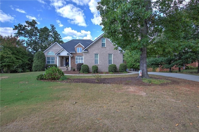 view of front of house featuring a front lawn