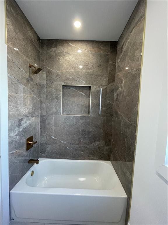 bathroom with tiled shower / bath combo