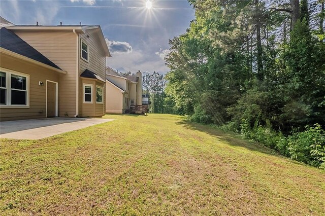 view of yard featuring a patio area