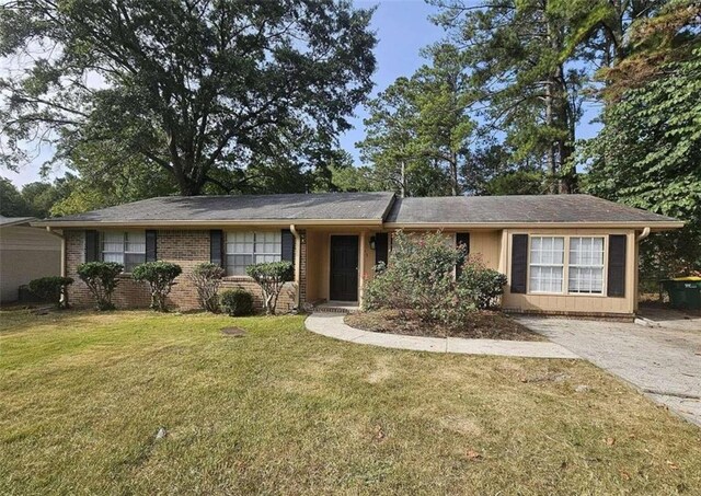 ranch-style home featuring a front yard