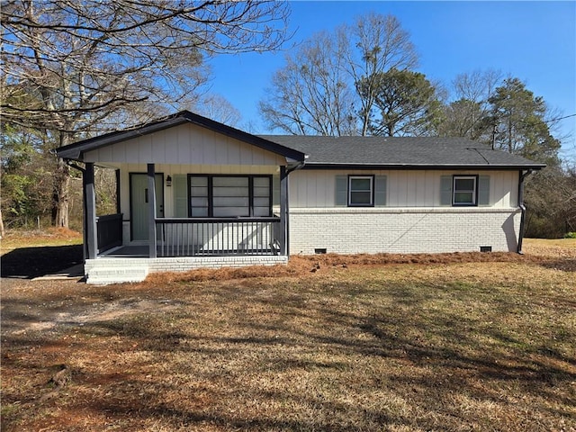 view of front facade featuring a porch and a front yard