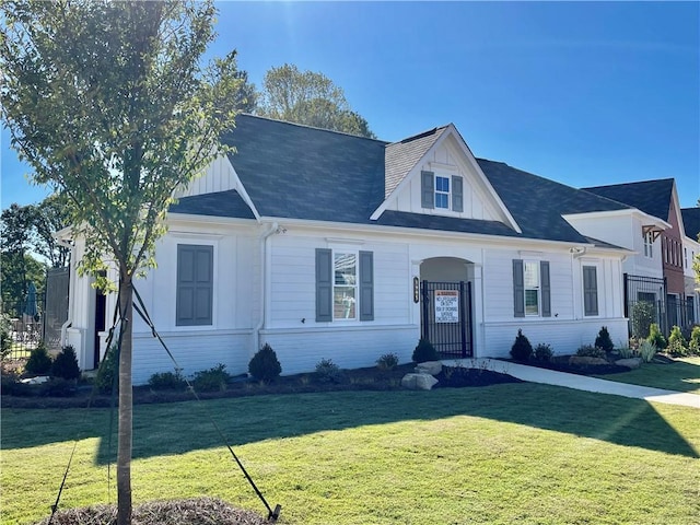 view of front of home featuring a front yard