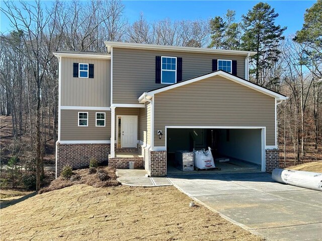 view of front of property featuring a front yard and a garage