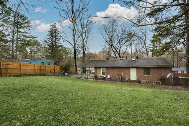 back of house featuring a lawn