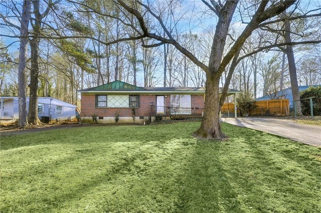 single story home with a front yard