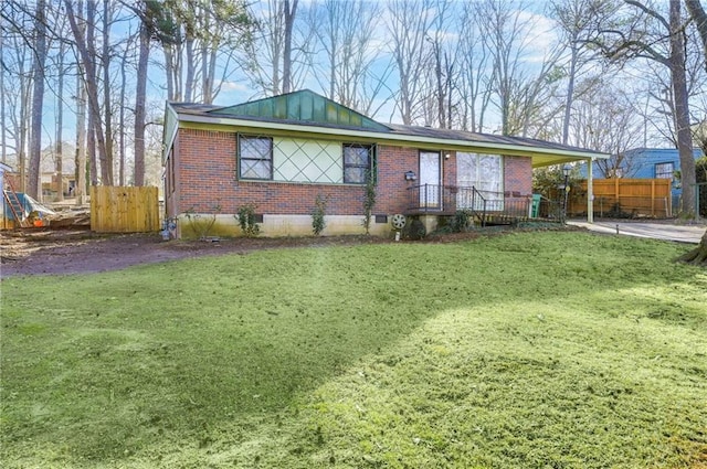 single story home featuring a front yard