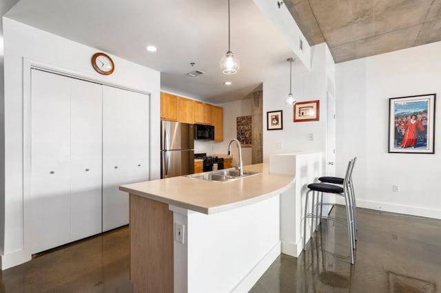 845 Spring St Unit 125, Atlanta, GA 30308 - kitchen featuring freestanding refrigerator, finished concrete flooring, black microwave, baseboards, and recessed lighting