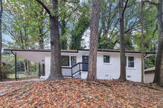 view of front facade featuring a carport