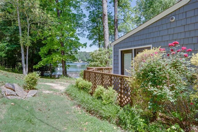 view of yard featuring a water view