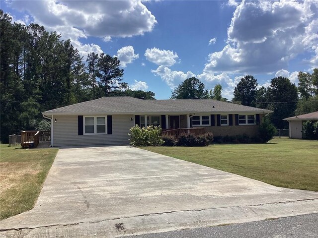 single story home with a front yard