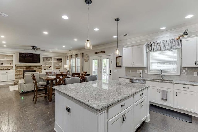 470 Wagon Hill Ln, Sugar Hill, GA 30518 - kitchen featuring a sink, ornamental molding, a ceiling fan, a center island, and stainless steel dishwasher