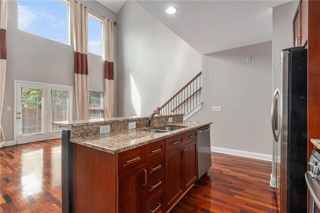 6023 Brookside Oak Cir, Norcross, GA 30093 - kitchen featuring stainless steel appliances, a sink, baseboards, dark wood finished floors, and high vaulted ceiling