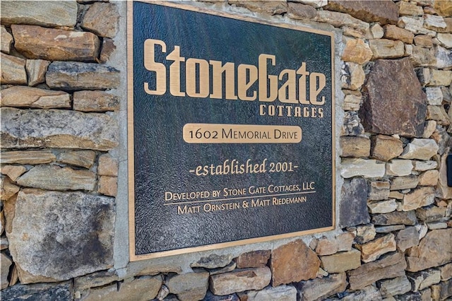 view of community / neighborhood sign