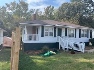 view of front of property featuring a front lawn