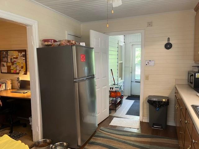 kitchen featuring crown molding, stainless steel appliances, dark hardwood / wood-style flooring, and ceiling fan