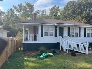 view of front of house featuring a front lawn