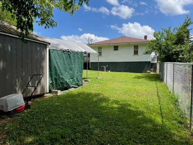 view of yard with an outbuilding