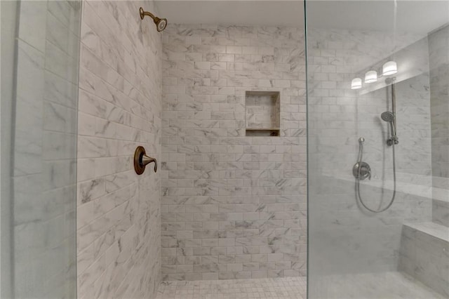 bathroom featuring a tile shower