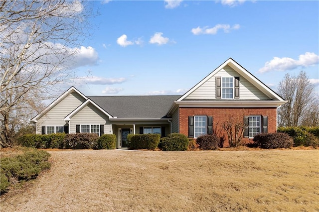 view of front of house featuring a front lawn