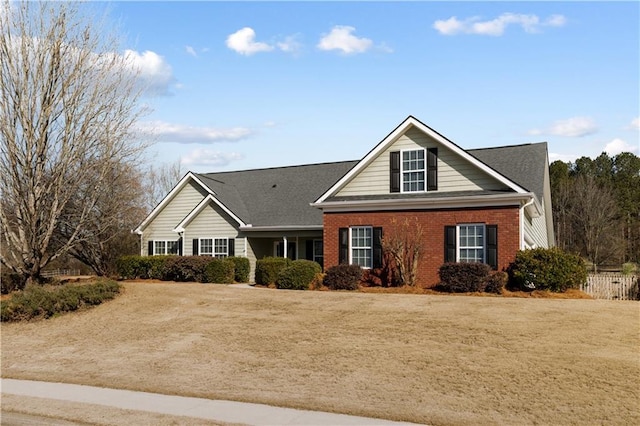 view of front of property featuring a front lawn