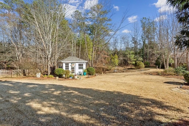 view of yard featuring an outdoor structure