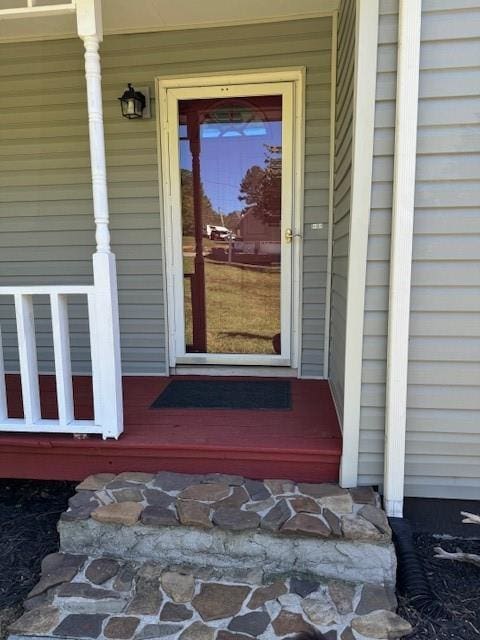 entrance to property featuring a porch