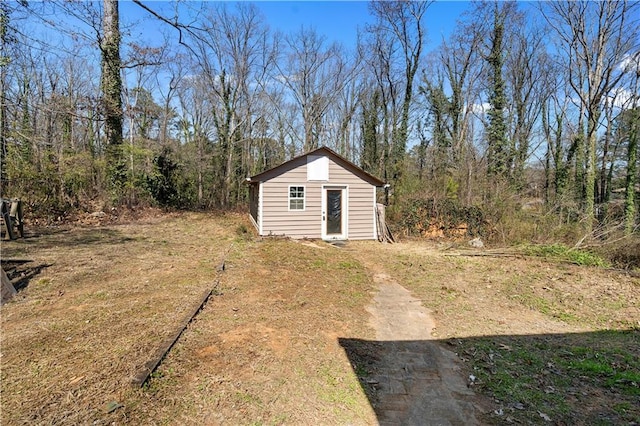 view of yard with an outbuilding