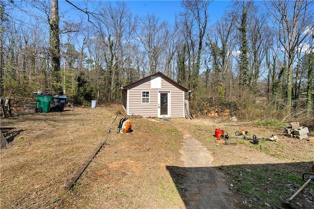 view of yard featuring an outbuilding